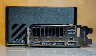 Portas: 2x DisplayPort 2.1b-out, 2x HDMI 2.1b-out