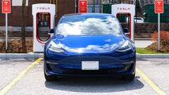Os custos totais dos VEs podem ser mais altos do que o abastecimento de carros a gasolina (imagem: Tesla)
