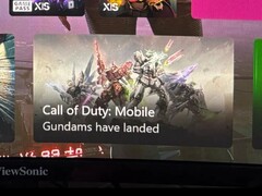 Uma captura de tela do painel do Xbox mostrando um anúncio de Call of Duty: Mobile com mechs Gundam e a legenda 