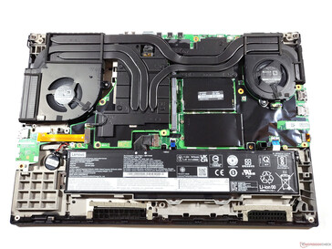 ThinkPad P17 G2: Placa inferior retirada