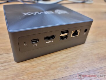 Atrás: Botão Reset, mini DisplayPort 1.4 (até 4K 60 Hz), HDMI 1.4, 2x USB-A, Gigabit RJ-45, adaptador AC