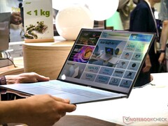 O Acer Swift Air 16 pesa 2,2 lbs e pode ser segurado com uma mão (Fonte da imagem: Notebookcheck)