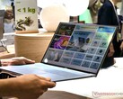 O Acer Swift Air 16 pesa 2,2 lbs e pode ser segurado com uma mão (Fonte da imagem: Notebookcheck)