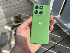 A variante verde do Edge 60 tem um acabamento em couro sintético. A variante azul se assemelha mais a uma capa de tecido. (Fonte da imagem: Maniel Masiero/Notebookcheck)