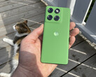 A variante verde do Edge 60 tem um acabamento em couro sintético. A variante azul se assemelha mais a uma capa de tecido. (Fonte da imagem: Maniel Masiero/Notebookcheck)