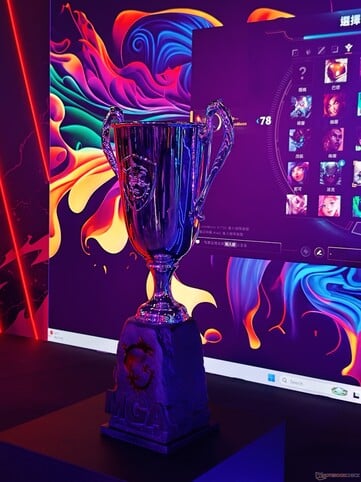 O vencedor do WoW eSports recebe o troféu da MSI Gaming Arena