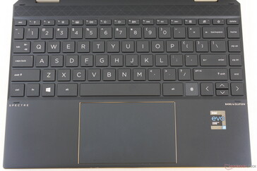 O layout do teclado é similar ao da recente série Envy. A tecla de atalho do Centro de Comando perto do botão de energia é útil, mas não personalizável