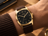 O relógio Timex Marlin Tonneau TW2Y84500IK apresenta uma caixa em tom dourado