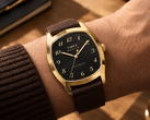 O relógio Timex Marlin Tonneau TW2Y84500IK apresenta uma caixa em tom dourado