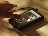 O mais recente Sony Walkman é maior do que o seu antecessor, mas também promete um som melhor.