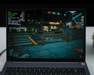 Laptop AIM Max+ executando Cyberpunk 2077 com GPU Radeon 8060S integrada, mostrando a sobreposição no jogo com TDP e temperatura da CPU. (Fonte da imagem: ETA PRIME no YouTube)