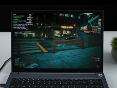 Laptop AIM Max+ executando Cyberpunk 2077 com GPU Radeon 8060S integrada, mostrando a sobreposição no jogo com TDP e temperatura da CPU. (Fonte da imagem: ETA PRIME no YouTube)