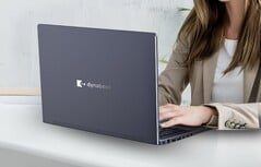 A imagem é uma imagem oficial de marketing do laptop Dynabook Portege X30L da geração anterior.