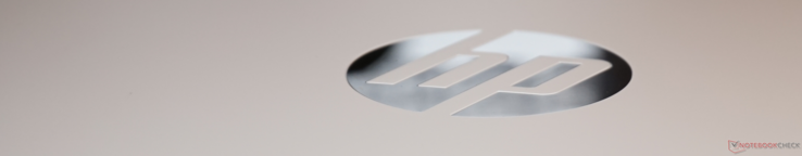 Atrativo mesmo quando fechado: alumínio anodizado com acabamento branco e logo HP refletivo Atrativo mesmo quando fechado: alumínio anodizado com acabamento branco e logo HP refletivo