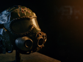 Grande plano da réplica do capacete Spartan da Metro 2039 Collector's Edition, com uma viseira escura, elementos de máscara de gás integrados e detalhes de desgaste de combate.