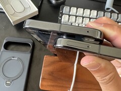 Pixel 10 Pro XL com slot SIM enviado para cliente dos EUA após RMA. (Fonte da imagem: crocsnosockz no Reddit)