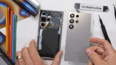 O Galaxy S24 Ultra mid-teardown. (Fonte: JerryRigEverything via YouTube)