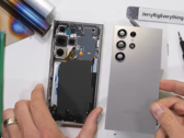 O Galaxy S24 Ultra mid-teardown. (Fonte: JerryRigEverything via YouTube)