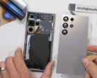 O Galaxy S24 Ultra mid-teardown. (Fonte: JerryRigEverything via YouTube)