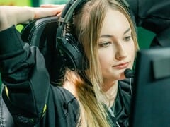Streamer usando um headset para jogos com microfone articulado na frente de uma tela durante uma transmissão ao vivo