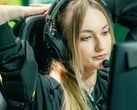 Streamer usando um headset para jogos com microfone articulado na frente de uma tela durante uma transmissão ao vivo