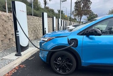 2027 Chevy Bolt EV em um Supercharger da Tesla. (fonte da imagem: GM Authority)