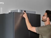 O Jackery FridgeGuard possui uma pequena tela LCD