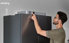 O Jackery FridgeGuard possui uma pequena tela LCD