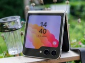 O Galaxy Z Flip5 apresenta um vinco perceptível. (Fonte: Notebookcheck/Daniel Schmidt)