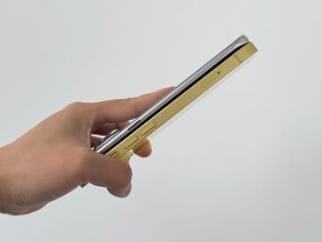 Infinix Hot 60 Pro+ vs iPhone 14. (Fonte da imagem: UniverseIce on X)