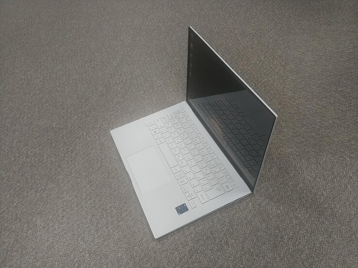 O novo LG Gram 14Z90P de 14 polegadas mostra um trackpad maior e uma nova seleção de portas no lado direito (fonte da imagem: aviões aconchegantes)