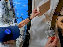 O senhor Steve Mould, do YouTube, revisitou o efeito de fonte em cadeia que ele descobriu - desta vez a bordo da ISS, com a ajuda do astronauta Don Pettit. (Fonte da imagem: Steven Mould)