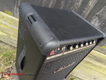 Couro PU na parte superior e nas laterais, bordas reforçadas e alça de transporte