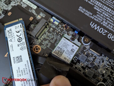 O módulo Wi-Fi fica abaixo de um dos SSDs