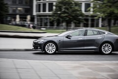Tesla relembra os carros depois de encontrar problemas com o modo de autocondução. (Fonte da imagem: Moritz Kindler via Unsplash)