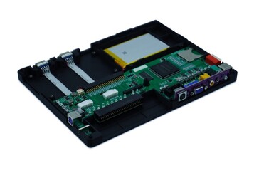 Uma bateria e algumas opções de conectividade mais antigas estão integradas (Fonte da imagem: 8064YES!)