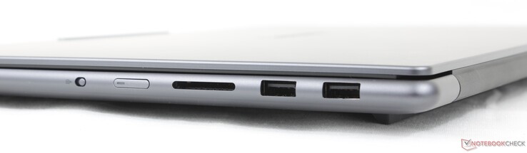 À direita: Interruptor de desligamento da câmera, botão Liga/Desliga, leitor de cartão SD, 2x USB-A (10 Gbps)