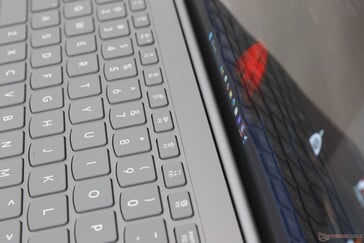 a moldura do "queixo" não existe, como em outros laptops, pois a tela se estende até a base da unidade