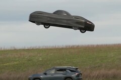 Uma captura de tela mostra o Model A elétrico da Alef Aeronautics pairando sobre outro carro (Fonte da imagem: NBC News no YouTube)