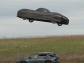Uma captura de tela mostra o Model A elétrico da Alef Aeronautics pairando sobre outro carro (Fonte da imagem: NBC News no YouTube)