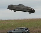 Uma captura de tela mostra o Model A elétrico da Alef Aeronautics pairando sobre outro carro (Fonte da imagem: NBC News no YouTube)