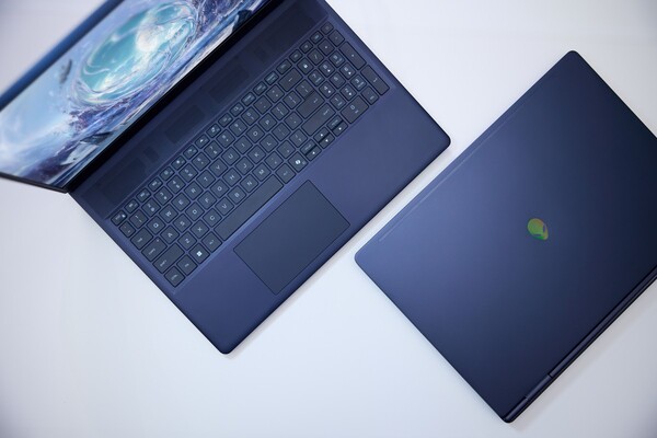 O Alienware 16X Aurora tem tampa e fundo de alumínio anodizado com suporte para abertura com uma mão.