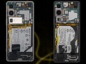 O Sony Xperia 1 VI (esquerda) e o Xperia 1 V (direita) mostram quanto espaço a bateria ocupa. (Fonte da imagem: WekiHome/Unsplash - editado)