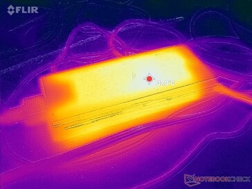 O adaptador AC pode chegar a mais de 38 C quando a carga é muito alta por longos períodos