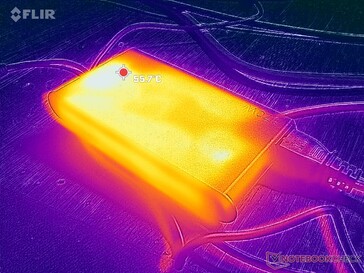 O adaptador CA atinge mais de 56 °C durante o jogo