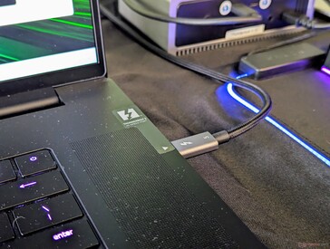 O adaptador CA proprietário de 330 W ainda é necessário para jogar, pois o carregamento via USB-C é limitado a 100 W