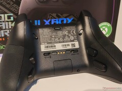 Há quatro botões adicionais na parte traseira, e o curso do gatilho pode ser encurtado mecanicamente