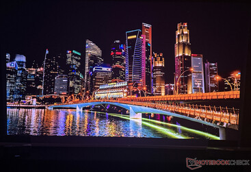 Nebula X1 Pro em uma sala escura...