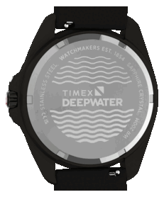 Detalhe do fundo da caixa do Timex Deepwater Arctic 200, com o logótipo Deepwater e um motivo de ondas.