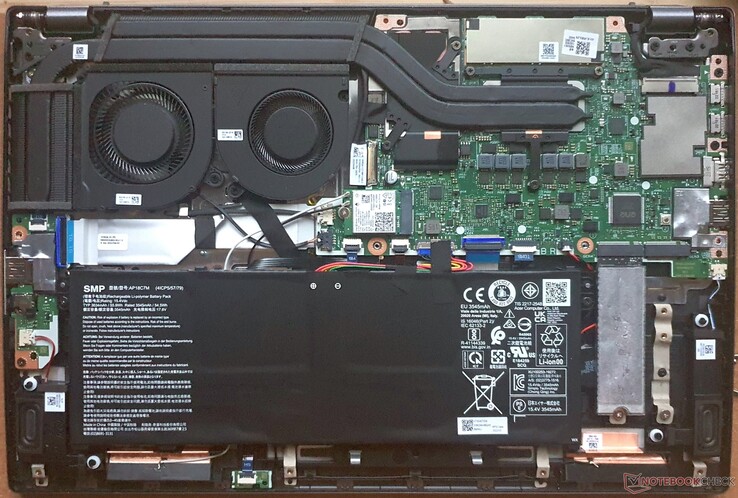 Dois slots M.2-2280 PCIe 4.0, bateria parafusada, slot Intel AX211 (WiFi), mas com solda de RAM